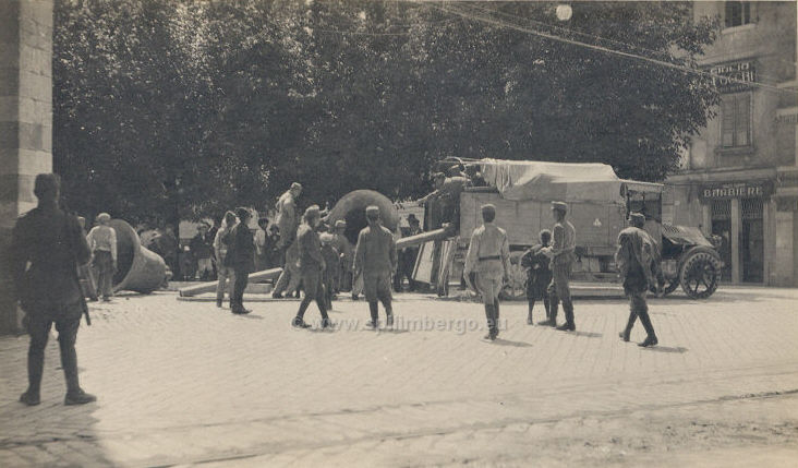 Udine, gli austriaci tolgono le campane dal Duomo 13 luglio 1918.jpg